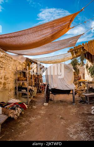 Un plan vertical d'un ancien chemin étroit de marché extérieur dans le village de Zriba Olya en Tunisie Banque D'Images