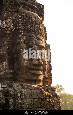Gros plan vertical des détails de la statue sur le temple d'Angkor Wat au Cambodge Banque D'Images