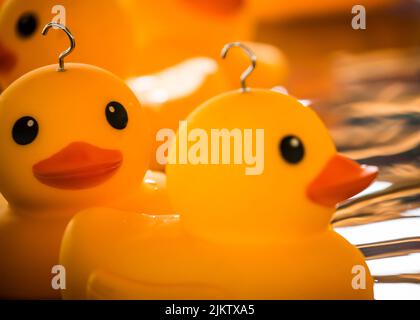 Canards en plastique à partir d'un crochet pour enfants "un canard" jeu à Kirtlington Fête Fête foraine. Juin 2017 Banque D'Images