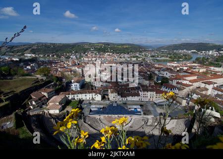 Photo du Théâtre romain de Vienne en premier plan et de la ville de Vienne en arrière-plan. C'est un théâtre du premier siècle AD dit avoir une fois Banque D'Images