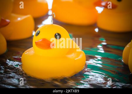 Canards en plastique à partir d'un crochet pour enfants "un canard" jeu à Kirtlington Fête Fête foraine. Juin 2017 Banque D'Images