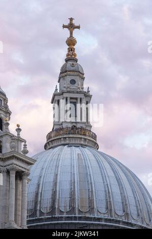 Londres royaume-uni 08 septembre 2013 St Paul, Cathedral in London gros plan du dôme et de la plate-forme d'observation publique format vertical Banque D'Images