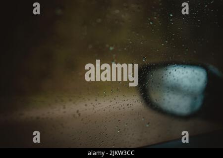gros plan de la pluie qui tombe sur le verre d'une voiture Banque D'Images