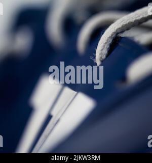 Un cliché sélectif d'une corde tenant un tissu bleu Banque D'Images