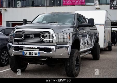 Navarra, Espagne; 6 mars 2022: Gros camion Dodge RAM 3500 Heavy Duty Turbo Diesel Offroader Banque D'Images