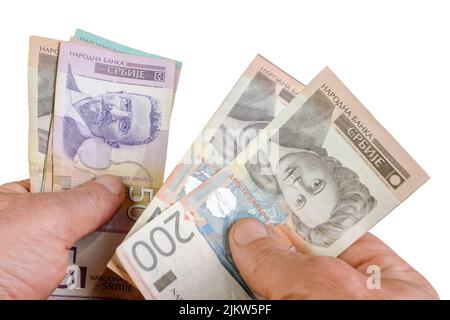 Mains comptage pile espèces serbe dinar coût différent, recalcul des billets. Parcimonie, épargne, financement de l'habitation. Isolé sur blanc. Gros plan. Banque D'Images