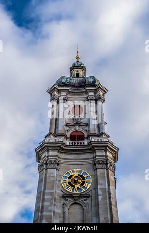 Un plan vertical d'une tour avec une horloge contre un ciel nuageux à partir d'un angle bas à Saint-Gall Banque D'Images
