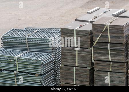 Un gros plan de matériaux de construction métalliques farcis dans l'entrepôt industriel Banque D'Images