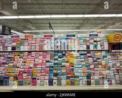 Grovetown, GA USA - 11 13 21: Section des cartes de vœux des magasins de détail Banque D'Images