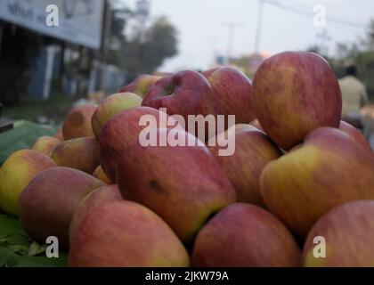 Une pomme rouge en grandes quantités Banque D'Images