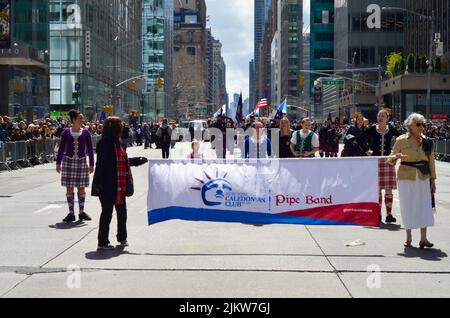 Les participants défilent vers le haut de la Sixième Avenue lors du plus grand défilé de tuyaux et de tambours au monde pour célébrer le jour écossais de Tartan le 9 avril 2022 à New York. Banque D'Images