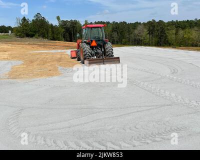 Augusta, GA USA - 04 13 22: Kubota rouge tracteur vue à distance dans le sud Banque D'Images