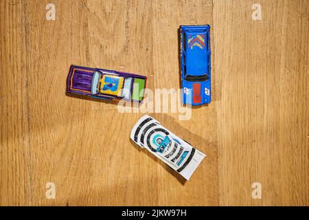 Une vue de dessus de la marque Mattel Hot Wheels jouets voitures modèle sur une surface en bois Banque D'Images