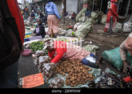 Les piétons marchent devant des colporteurs qui vendent leurs produits dans les rues du quartier central des affaires de Nairobi, au Kenya. La plupart des écoles kenyanes étaient sur Augus Banque D'Images