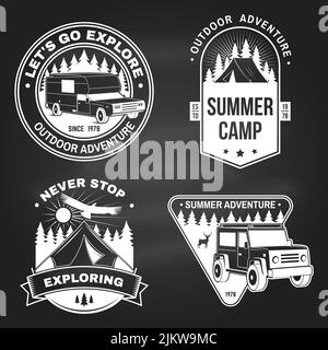 Ensemble de motifs de camping sur tableau noir. Illustration vectorielle. Concept pour chemise ou logo, imprimé, timbre ou tee-shirt. Typographie vintage avec voiture tout-terrain Illustration de Vecteur