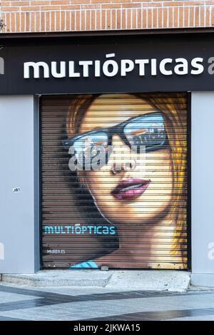 Arganda del Rey, Espagne. 31 décembre 2021. Façade et boîtier métallique avec dessin, d'un magasin de lunettes multioptiques, dans une petite ville de Madrid. Banque D'Images