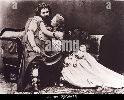 1865 , 6 juin , Munchen , Bavière : le roi fou du Bayern LUDWIG II de Wittelsbach ( 1845 - 1886 ) offre à son ami et compositeur de musique d'opéra Richard Wagner l'occasion de donner le prémiére de TRISTAN ET ISOLDE à Hoftheater . Le succès était en grande partie dû au couple marié des chanteurs LUDWIG et MALVINE SCHNORR Von CAROLSFELD , Qui a chanté les rôles de titulaire - RE - REALI - ROYALTIES - nobili - nobiltà - BAVIERA - musique - classique - Musica classica - portrait - ritratto - cantte lirico - LIRICA - TRISTANO e ISOTTA --- Archivio GBB Banque D'Images