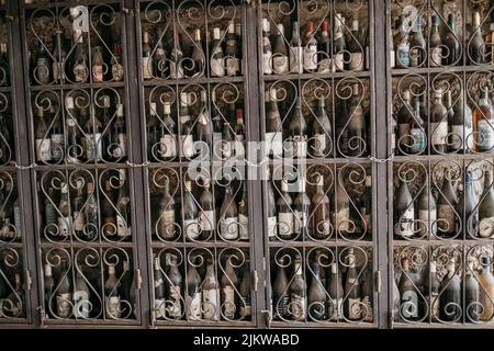 Un gros plan de vieilles bouteilles de vin sur une étagère vintage Banque D'Images