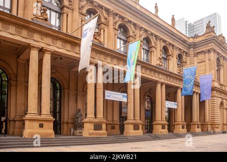 Un drapeau Euriopean Union suspendu sur un bâtiment de la Bourse de francfort Banque D'Images