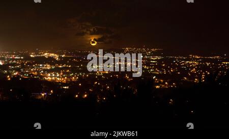 An aerial view of an illuminated cityscape in at an early sunrise Banque D'Images