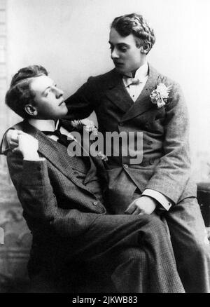 1892 environ : ALFRED Bosie DOUGLAS , amant du célèbre écrivain et dramaturge irlandais OSCAR WILDE ( 1854 - 1900 ). Dans cette photo ( à droite ) avec son frère aîné FRANCIS Viscount DRUMLANRIG qui a été largement supposé mener une affaire avec Lord Rosebery , Ministre des Affaires étrangères et plus tard Premier ministre de la Grande-Bretagne de Greath . En octobre 1894, François s'est suicidé dans une situation mystérieuse et sans clature - SCRITTORE - LETTERATURA - LITTÉRATURE - POÈTE - POETA - POESIA - DRAMMATURGO - écrivain - écrivain - écrivain - théâtre - THÉÂTRE - THÉÂTRE - POÉSIE - GAY - HOMOSEXUEL - HOMOSEXUALITÉ - omosessua Banque D'Images