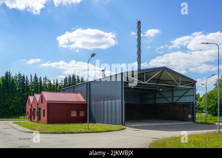 Une petite nouvelle centrale thermique moderne de chauffage de copeaux de bois dans une zone rurale Banque D'Images