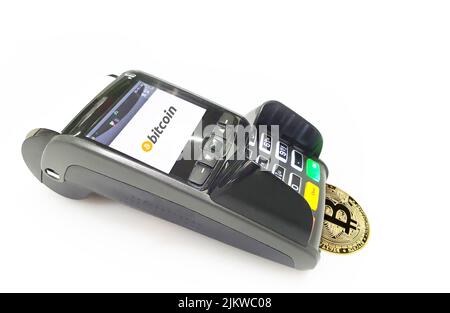 A payment machine POS terminal with a Bitcoin coin in it isolated on a white background - pay with bitcoin Banque D'Images