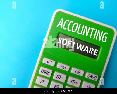 Calculatrice vue de dessus avec LOGICIEL de COMPTABILITÉ de texte sur fond bleu. Banque D'Images