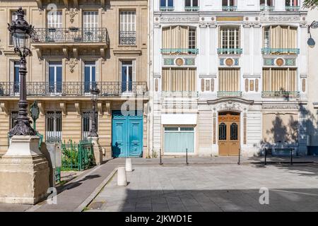 Paris, façades typiques, beaux bâtiments aux vieux toits de zinc, rue Fenelon Banque D'Images