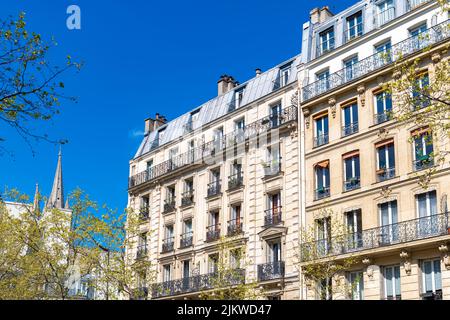 Paris, bâtiment typique, avec l'église Saint-Ambroise en arrière-plan Banque D'Images