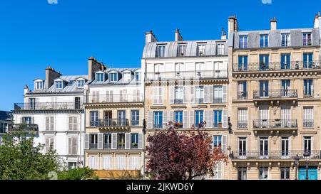 Paris, façades typiques, beaux bâtiments aux vieux toits de zinc, rue Fenelon Banque D'Images