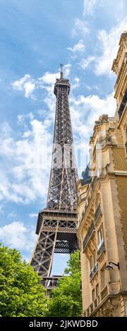 Paris, belles façades Haussmann dans un quartier luxueux de la capitale, avec la Tour Eiffel en arrière-plan Banque D'Images