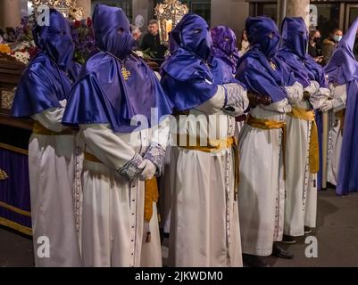 Semana santa Valladolid, traje de la hermandad y cofradía del santo sepulcro y santísimo Cristo del consuelo durante el miércoles santo Banque D'Images