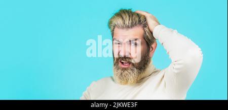 Homme souffrant de maux de tête désespérés, stressés parce que la douleur et la migraine. Homme avec mal de tête dur tenant les mains sur la tête. Homme touchant ses temples Banque D'Images