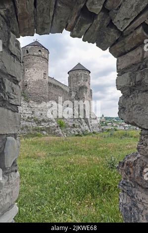 Vue sur les tours de la forteresse de Kamenets-Podolsk, ville de Kamianets-Podilskyi en Ukraine Banque D'Images