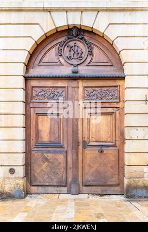 Dijon, belle ville de Bourgogne, ancienne porte en bois du centre Banque D'Images