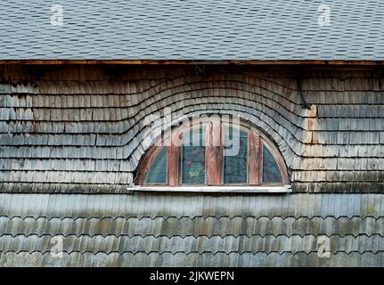 Petite fenêtre semi-circulaire de l'ancien bâtiment à Kamianets-Podilskyi Ukraine Banque D'Images