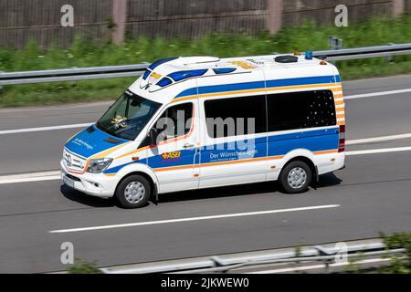 ASB Mercedes-Benz Sprinter Wünschewagen sur l'autoroute Banque D'Images