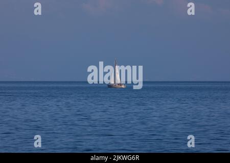 Une belle photo d'un voilier dans la mer. Banque D'Images