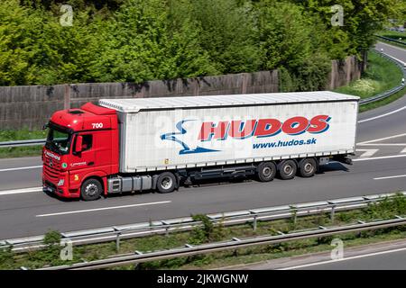 Camion Hudos Mercedes-Benz Actros avec remorque sur l'autoroute Banque D'Images
