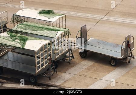 Chariots pour le transport de valises à l'aéroport. Banque D'Images