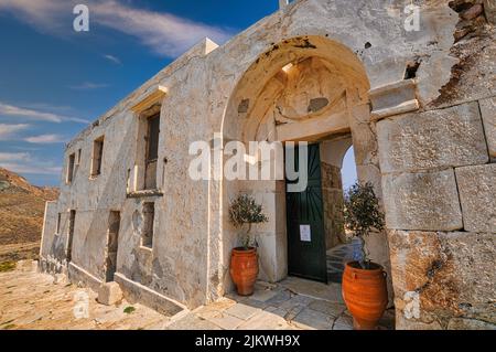 Monastère traditionnel orthodoxe de Zoodochos Pigi à Anafi, porte principale Banque D'Images