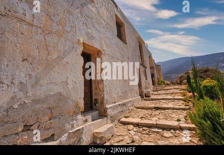 Monastère traditionnel orthodoxe de Zoodochos Pigi à Anafi, porte principale Banque D'Images