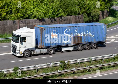 Chariot DAF XF avec conteneur Safmarine sur autoroute Banque D'Images