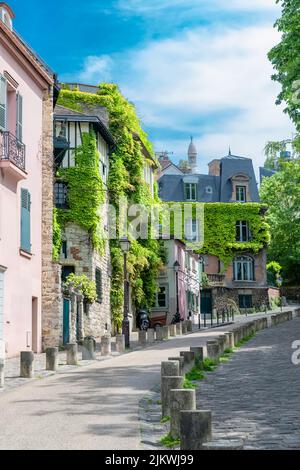 Paris, France, célèbre maison rose et bâtiments à Montmartre, dans une rue typique Banque D'Images