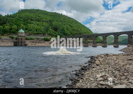 Elan Valley, 03/08/2022, ce sont les niveaux d'eau après un été sec jusqu'à présent au royaume-uni. C'est la vallée d'Elan à Mid-Wales.Credit: H18PDW Photography/Alay Live News Banque D'Images