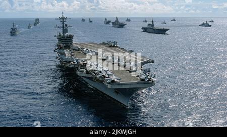 Océan Pacifique. 30th juillet 2022. Le porte-avions de la classe Nimitz USS Abraham Lincoln (CVN 72) est en cours de formation pendant la Rim of the Pacific (RIMPAC) 2022, 28 juillet 2022. Vingt-six nations, 38 navires, trois sous-marins, plus de 30 systèmes sans pilote, environ 170 avions et 25 000 membres du personnel participent au programme RIMPAC de 29 juin à août 4 dans les îles hawaïennes et autour de la Californie du Sud. Le plus grand exercice maritime international au monde, RIMPAC offre une occasion unique de formation tout en favorisant et en soutenant les relations de coopération entre les participants critiques Banque D'Images