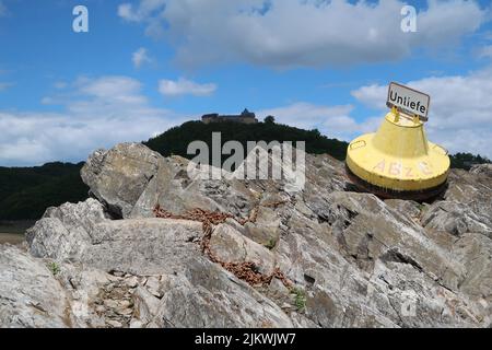 Château de Waldeck vu de l'Edersee pendant une phase de sécheresse avec un niveau d'eau bas pendant l'été. Banque D'Images