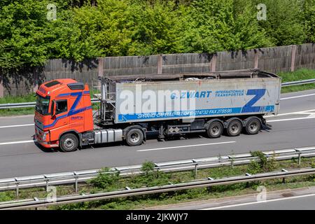 Camion Zwart Volvo FH avec remorque en vrac sur autoroute Banque D'Images