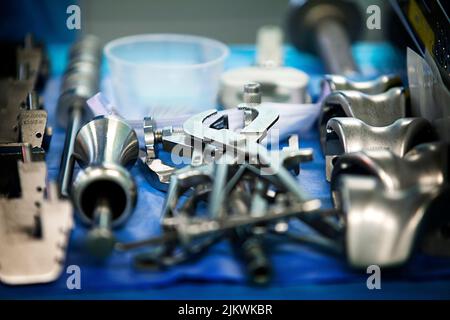 Instruments chirurgicaux dans un bloc opératoire de chirurgie orthopédique pour prothèse de genou. Banque D'Images